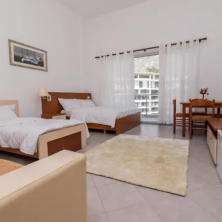 Rafaelo Comfort & Family فندق Lezhë